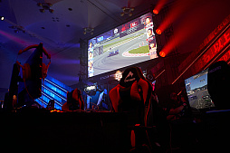 画像ギャラリー No.125のサムネイル画像 / eスポーツ東西対抗戦,開催。「Red Bull 5G 2022 FINALS」現地観戦レポート