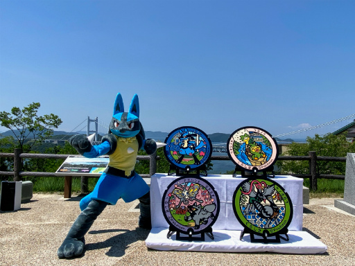 画像ギャラリー No.001のサムネイル画像 / 「ポケふた」が岡山県内に初登場。ルカリオ,ポチエナらを描いた4枚が倉敷市内に設置