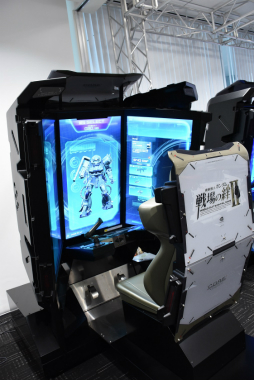 画像ギャラリー No.008のサムネイル画像 / 「機動戦士ガンダム 戦場の絆II」試遊レポート&プロデューサーインタビュー。開放型の新筐体で,MSによる迫力のバトルが展開