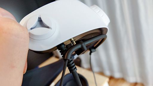 画像ギャラリー No.042のサムネイル画像 / PlayStation VR2が編集部に到着! 気になるヘッドセットの重量や細部の仕様をチェックしてみた