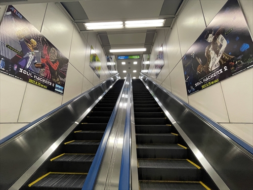 画像ギャラリー No.030のサムネイル画像 / 「ソウルハッカーズ2」，JR秋葉原駅でポスタージャックを開始。クロス新宿ビジョンでスペシャル3D映像が8月23日から上映に