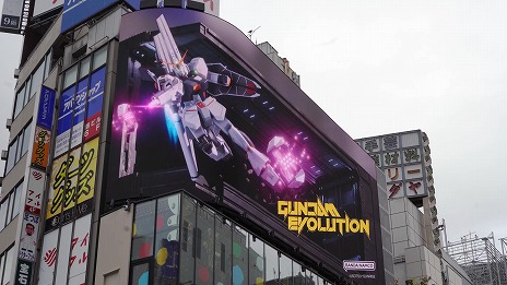 画像ギャラリー No.001のサムネイル画像 / 「GUNDAM EVOLUTION」の3D映像がクロス新宿ビジョンで上映中。原作劇中さながらの，νガンダムとサザビーの戦いを描く映像をチェック