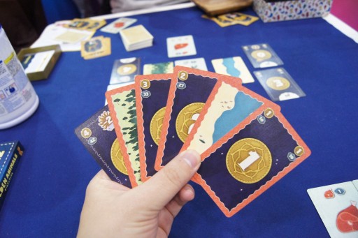 画像ギャラリー No.022のサムネイル画像 / ついに試遊卓が復活した「ゲームマーケット2022秋」。会場で遊べた新作タイトルから，オススメ6作をまとめて紹介