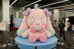 画像ギャラリー No.002のサムネイル画像 / 2m超の特大ムギちゃんやステージイベントで大盛り上がり！　「アイプリワールド2025」をレポート