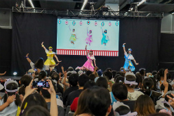 画像ギャラリー No.040のサムネイル画像 / 2m超の特大ムギちゃんやステージイベントで大盛り上がり！　「アイプリワールド2025」をレポート