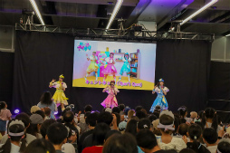 画像ギャラリー No.041のサムネイル画像 / 2m超の特大ムギちゃんやステージイベントで大盛り上がり！　「アイプリワールド2025」をレポート