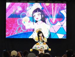 画像ギャラリー No.044のサムネイル画像 / 2m超の特大ムギちゃんやステージイベントで大盛り上がり！　「アイプリワールド2025」をレポート