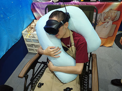 画像ギャラリー No.004のサムネイル画像 / VR睡眠用枕「ぶいすいーと」の新作は抱き枕スタイル。添い寝派にいいかもです［TGS2026］
