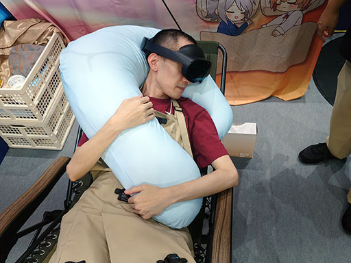 画像ギャラリー No.005のサムネイル画像 / VR睡眠用枕「ぶいすいーと」の新作は抱き枕スタイル。添い寝派にいいかもです［TGS2026］