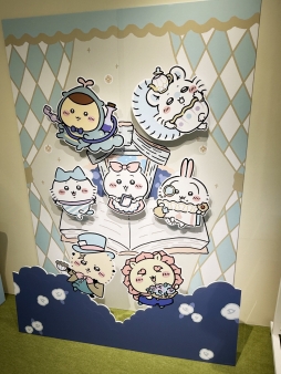 画像ギャラリー No.005のサムネイル画像 / 恐竜とアリスなちいかわたちがやってきた! 「ちいかわぽけっと」公式グッズ第3弾が本日発売。池袋のPOP UP STOREをひと足先に見てきたゾーイ
