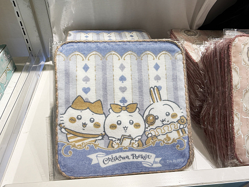 画像ギャラリー No.039のサムネイル画像 / 恐竜とアリスなちいかわたちがやってきた! 「ちいかわぽけっと」公式グッズ第3弾が本日発売。池袋のPOP UP STOREをひと足先に見てきたゾーイ