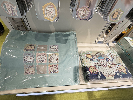 画像ギャラリー No.045のサムネイル画像 / 恐竜とアリスなちいかわたちがやってきた! 「ちいかわぽけっと」公式グッズ第3弾が本日発売。池袋のPOP UP STOREをひと足先に見てきたゾーイ
