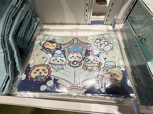 画像ギャラリー No.046のサムネイル画像 / 恐竜とアリスなちいかわたちがやってきた! 「ちいかわぽけっと」公式グッズ第3弾が本日発売。池袋のPOP UP STOREをひと足先に見てきたゾーイ