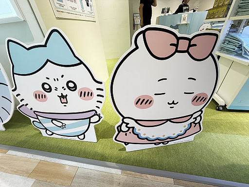 画像ギャラリー No.049のサムネイル画像 / 恐竜とアリスなちいかわたちがやってきた! 「ちいかわぽけっと」公式グッズ第3弾が本日発売。池袋のPOP UP STOREをひと足先に見てきたゾーイ