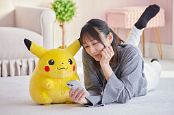 画像ギャラリー No.018のサムネイル画像 / ポケモン30周年記念商品「おかえり！ピカチュウ1/1」，予約開始後即完売する人気ぶり。1997年発売されたぬいぐるみの復刻版