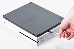 画像ギャラリー No.025のサムネイル画像 / 「Xbox One S」分解レポート。内部構造のシンプルさは維持しつつ，カスタムAPUの低消費電力効果を小型化に活かしたマシンだった