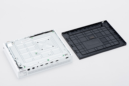 画像ギャラリー No.026のサムネイル画像 / 「Xbox One S」分解レポート。内部構造のシンプルさは維持しつつ，カスタムAPUの低消費電力効果を小型化に活かしたマシンだった