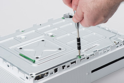 画像ギャラリー No.030のサムネイル画像 / 「Xbox One S」分解レポート。内部構造のシンプルさは維持しつつ，カスタムAPUの低消費電力効果を小型化に活かしたマシンだった