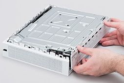 画像ギャラリー No.031のサムネイル画像 / 「Xbox One S」分解レポート。内部構造のシンプルさは維持しつつ，カスタムAPUの低消費電力効果を小型化に活かしたマシンだった