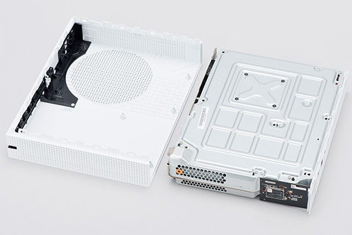 画像ギャラリー No.032のサムネイル画像 / 「Xbox One S」分解レポート。内部構造のシンプルさは維持しつつ，カスタムAPUの低消費電力効果を小型化に活かしたマシンだった