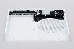 画像ギャラリー No.033のサムネイル画像 / 「Xbox One S」分解レポート。内部構造のシンプルさは維持しつつ，カスタムAPUの低消費電力効果を小型化に活かしたマシンだった
