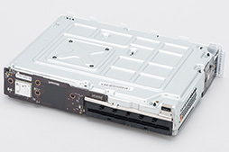 画像ギャラリー No.036のサムネイル画像 / 「Xbox One S」分解レポート。内部構造のシンプルさは維持しつつ，カスタムAPUの低消費電力効果を小型化に活かしたマシンだった