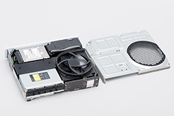 画像ギャラリー No.037のサムネイル画像 / 「Xbox One S」分解レポート。内部構造のシンプルさは維持しつつ，カスタムAPUの低消費電力効果を小型化に活かしたマシンだった