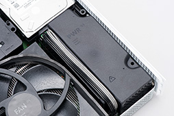 画像ギャラリー No.040のサムネイル画像 / 「Xbox One S」分解レポート。内部構造のシンプルさは維持しつつ，カスタムAPUの低消費電力効果を小型化に活かしたマシンだった