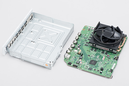 画像ギャラリー No.051のサムネイル画像 / 「Xbox One S」分解レポート。内部構造のシンプルさは維持しつつ，カスタムAPUの低消費電力効果を小型化に活かしたマシンだった