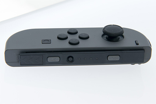 画像ギャラリー No.027のサムネイル画像 / 写真で見る「Nintendo Switch」。本体やドックだけでなく,専用ゲームパッド「Joy-Con」にも注目せよ