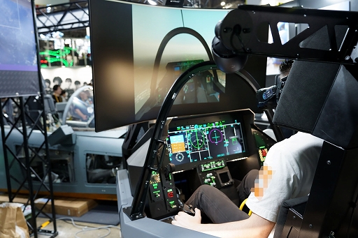 画像ギャラリー No.015のサムネイル画像 / 本格フライトシムは分かるけど，最新鋭「F-35」の軍用シミュレータがなぜ？ RAZBAM JAPANブースでは，憧れの空をちょっと身近に感じた［TGS2026］