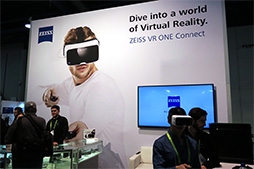 画像ギャラリー No.002のサムネイル画像 / ［CES 2018］スマートフォンでPC用のSteamVRアプリを動かせる!? ユニークなZEISS製VRゴーグル「VR ONE Connect」を試してみた