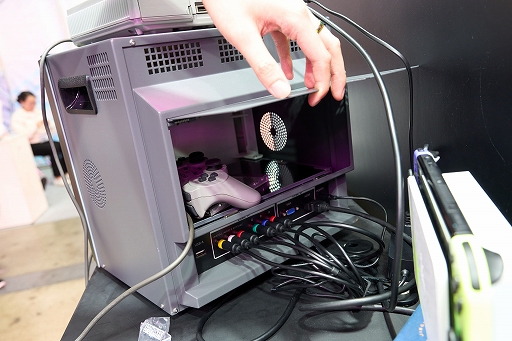 画像ギャラリー No.005のサムネイル画像 / PVMっぽいけど中身は液晶。4：3液晶ディスプレイ「TRAVELLER ULW10」が大変よろしい［TGS2026］