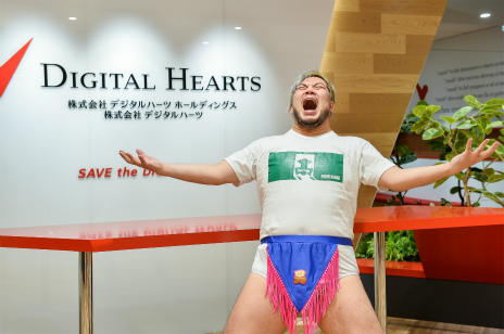 画像ギャラリー No.032のサムネイル画像 / 【PR】男色ディーノ選手がデバッグ業務に挑戦。適性テストの結果はいかに？ デジタルハーツの“エキスパートデバッガー”に突撃取材も