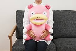 画像ギャラリー No.008のサムネイル画像 / 人気ポケモン「ヤドン」をだっこしてPC作業。ヤドンモチーフなぬいぐるみ型PCクッションの予約受付が8月10日11時にスタート