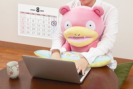 画像ギャラリー No.011のサムネイル画像 / 人気ポケモン「ヤドン」をだっこしてPC作業。ヤドンモチーフなぬいぐるみ型PCクッションの予約受付が8月10日11時にスタート