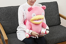 画像ギャラリー No.013のサムネイル画像 / 人気ポケモン「ヤドン」をだっこしてPC作業。ヤドンモチーフなぬいぐるみ型PCクッションの予約受付が8月10日11時にスタート