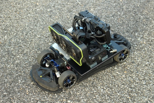 画像ギャラリー No.002のサムネイル画像 / サーキットを“最速で走るPC”の実現に挑んだプロフェッショナルの記録。「セガ世界最速!?パソコンプレゼントキャンペーン」撮影現場レポート