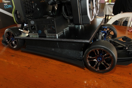 画像ギャラリー No.005のサムネイル画像 / サーキットを“最速で走るPC”の実現に挑んだプロフェッショナルの記録。「セガ世界最速!?パソコンプレゼントキャンペーン」撮影現場レポート