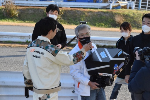 画像ギャラリー No.015のサムネイル画像 / サーキットを“最速で走るPC”の実現に挑んだプロフェッショナルの記録。「セガ世界最速!?パソコンプレゼントキャンペーン」撮影現場レポート