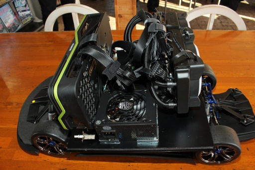 画像ギャラリー No.019のサムネイル画像 / サーキットを“最速で走るPC”の実現に挑んだプロフェッショナルの記録。「セガ世界最速!?パソコンプレゼントキャンペーン」撮影現場レポート