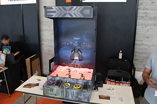 画像ギャラリー No.001のサムネイル画像 / 現代版エレメカな機械式ゲーム「Proyecto EXO」を体験。盤面の立体物に映像を重ねる異色の一台［TGS2026］
